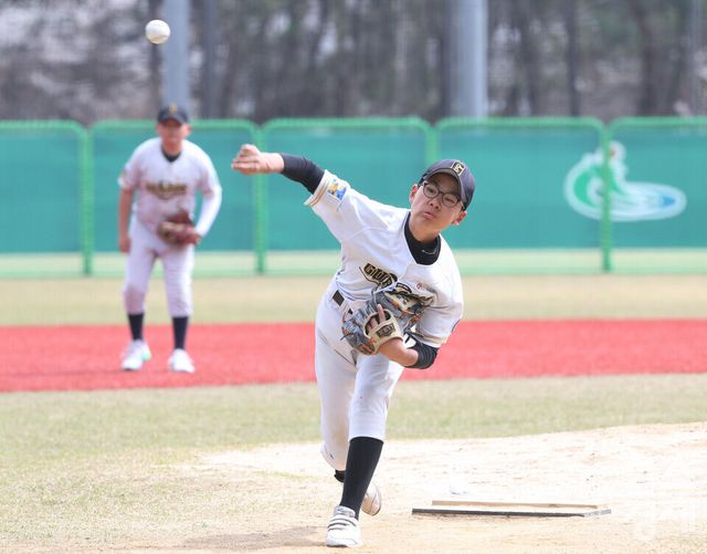 12일 충남 서천군 레포츠공원야구장에서 한국스포츠경제와 한스경제가 주최하고 대한유소년야구연맹이 주관하는 '제10회 한국컵 전국유소년아구대회'가 열렸다. 대한유소년야구연맹 소속 구로구 유소년 야구단과 남양주 야놀 유소년 야구단 유소년리그(청룡)(구로구(연)-남양주 야놀) 경기에서 구로구 선발 투수 김가람이 역투하고 있다./ 이호형 기자 leemario@sporbiz.co.kr 2026.04.12