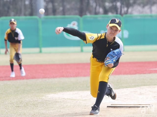 12일 충남 서천군 레포츠공원야구장에서 한국스포츠경제와 한스경제가 주최하고 대한유소년야구연맹이 주관하는 '제10회 한국컵 전국유소년아구대회'가 열렸다. 대한유소년야구연맹 소속 구로구 유소년 야구단과 남양주 야놀 유소년 야구단 유소년리그(청룡)(구로구(연)-남양주 야놀 경기에서 남양주 야놀 선발 투수 정나엘이 역투하고 있다./ 이호형 기자 leemario@sporbiz.co.kr 2026.04.12