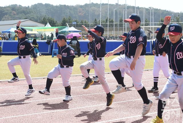 12일 충남 서천군 종합운동장에서 한국스포츠경제와 한스경제가 주최하고 대한유소년야구연맹이 주관하는 '제10회 한국컵 전국유소년아구대회'가 열렸다. 대한유소년야구연맹 소속 완주군 유소년 야구단 선수들이 경기 전 몸을 풀고 있다./ 이호형 기자 leemario@sporbiz.co.kr 2026.04.12