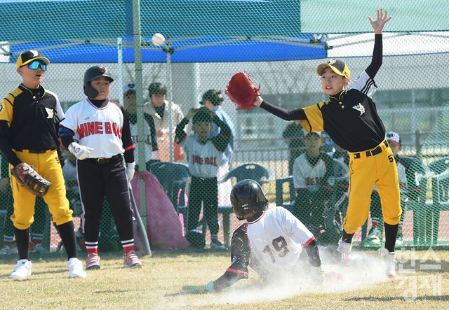 12일 충남 서천군 종합운동장에서 한국스포츠경제와 한스경제가 주최하고 대한유소년야구연맹이 주관하는 '제10회 한국컵 전국유소년아구대회'가 열렸다. 대한유소년야구연맹 소속 송파구 마인볼 유소년 야구단과 남양주 야놀 유소년 야구단 꿈나무리그(청룡)(송파구마인볼-남양주야놀) 경기. 송파구 마인볼 1회초 1사 2루서 2루주자 한빛이 패스트볼을 틈타 홈 대시 세이프 되고 있다. 홈 커버 남양주 야놀 김지후 투수/ 이호형 기자 leemario@sporbiz.co.kr 2026.04.12