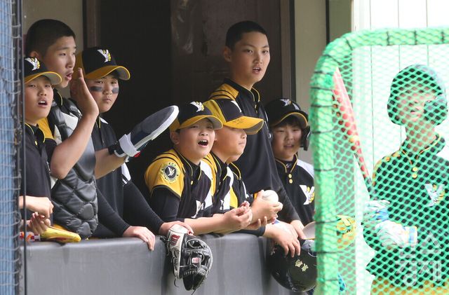 12일 충남 서천군 레포츠공원야구장에서 한국스포츠경제와 한스경제가 주최하고 대한유소년야구연맹이 주관하는 '제10회 한국컵 전국유소년아구대회'가 열렸다. 대한유소년야구연맹 소속 구로구 유소년 야구단과 남양주 야놀 유소년 야구단 유소년리그(청룡)(구로구(연)-남양주 야놀) 경기. 남양주 야놀 선수들이 더그아웃에서 응원전을 펼치고 있다./ 이호형 기자 leemario@sporbiz.co.kr 2026.04.12