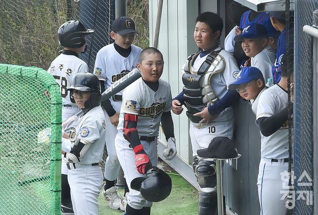 12일 충남 서천군 레포츠공원야구장에서 한국스포츠경제와 한스경제가 주최하고 대한유소년야구연맹이 주관하는 '제10회 한국컵 전국유소년아구대회'가 열렸다. 대한유소년야구연맹 소속 구로구 유소년 야구단과 남양주 야놀 유소년 야구단 유소년리그(청룡)(구로구(연)-남양주 야놀) 경기.구로구 염지훤이 3회말 1사서 우월 솔로 홈런을 날리고 더그아웃에서 환하게 웃고 있다./ 이호형 기자 leemario@sporbiz.co.kr 2026.04.12