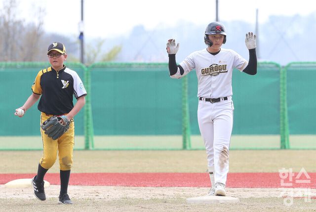 12일 충남 서천군 레포츠공원야구장에서 한국스포츠경제와 한스경제가 주최하고 대한유소년야구연맹이 주관하는 '제10회 한국컵 전국유소년아구대회'가 열렸다. 대한유소년야구연맹 소속 구로구 유소년 야구단과 남양주 야놀 유소년 야구단 유소년리그(청룡)(구로구(연)-남양주 야놀) 경기. 2회말 2사 1루서 구로구 2번 타자 김건호가 중월 2루타 1타점을 올리고 2루서 좋아하고 있다./ 이호형 기자 leemario@sporbiz.co.kr 2026.04.12