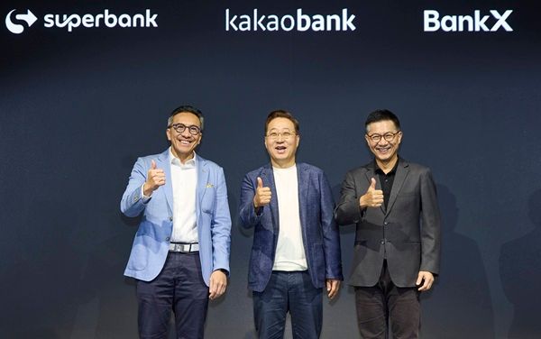 카카오뱅크 윤호영 대표이사(가운데)가 8일 서울시 영등포구에서 열린 '2026 카카오뱅크 프레스톡'에서 슈퍼뱅크 티고르 M. 시아한 대표(왼쪽), 뱅크X 뿐나맛 위찟끌루왕싸 대표(오른쪽)와 함께 기념 촬영을 하고 있다. /카카오뱅크 제공&nbsp;