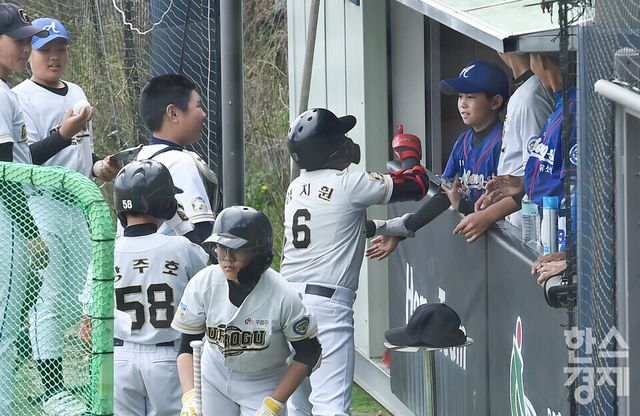 12일 충남 서천군 레포츠공원야구장에서 한국스포츠경제와 한스경제가 주최하고 대한유소년야구연맹이 주관하는 '제10회 한국컵 전국유소년아구대회'가 열렸다. 대한유소년야구연맹 소속 구로구 유소년 야구단과 남양주 야놀 유소년 야구단 유소년리그(청룡)(구로구(연)-남양주 야놀) 경기.구로구 염지훤이 3회말 1사서 우월 솔로 홈런을 날리고 더그아웃에서 환영을 받고 있다./ 이호형 기자 leemario@sporbiz.co.kr 2026.04.12