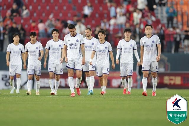 안양 선수단이 김천 원정에서 후반 추가시간 실점으로 비긴 후 아쉬워하고 있다. /한국프로축구연맹 제공