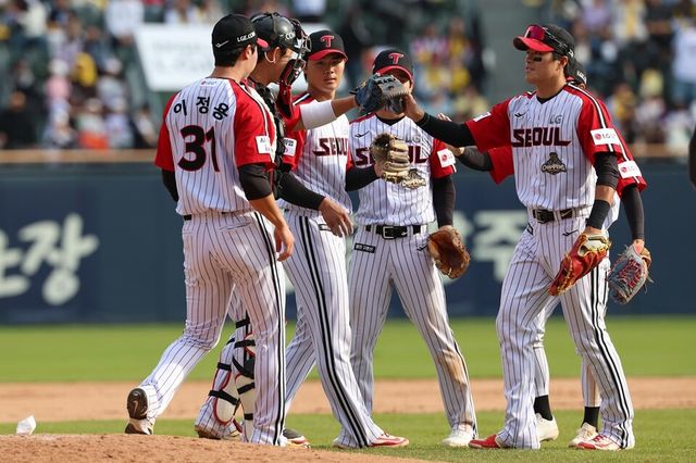 LG 선수단이 7연승 달성 후 하이파이브하고 있다. /LG 트윈스 제공