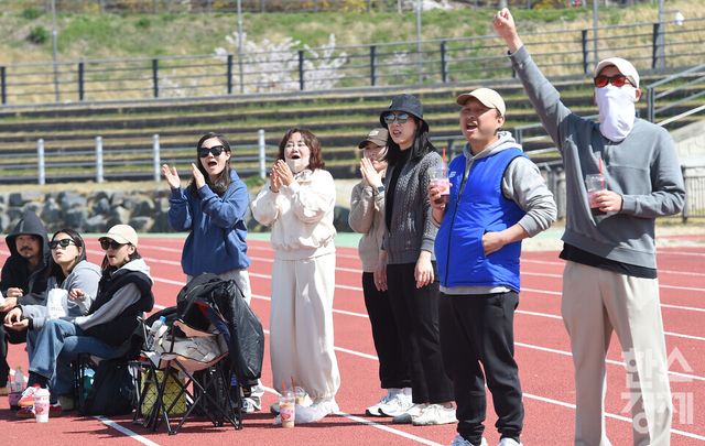 12일 충남 서천군 종합운동장에서 한국스포츠경제와 한스경제가 주최하고 대한유소년야구연맹이 주관하는 '제10회 한국컵 전국유소년아구대회'가 열렸다. 학부모들이 대한유소년야구연맹 소속 송파구 마인볼 유소년 야구단과 남양주 야놀 유소년 야구단 꿈나무리그(청룡)(송파구마인볼-남양주야놀) 경기를 응원하고 있다./ 이호형 기자 leemario@sporbiz.co.kr 2026.04.12