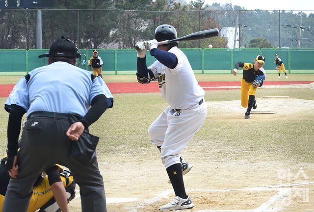 12일 충남 서천군 레포츠공원야구장에서 한국스포츠경제와 한스경제가 주최하고 대한유소년야구연맹이 주관하는 '제10회 한국컵 전국유소년아구대회'가 열렸다. 대한유소년야구연맹 소속 구로구 유소년 야구단과 남양주 야놀 유소년 야구단 유소년리그(청룡)(구로구(연)-남양주 야놀 경기에서 남양주 야놀 선발 투수 정나엘이 역투하고 있다./ 이호형 기자 leemario@sporbiz.co.kr 2026.04.12