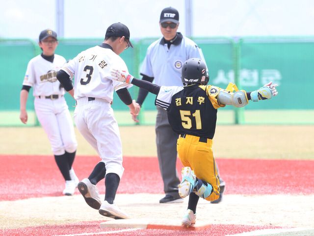 12일 충남 서천군 레포츠공원야구장에서 한국스포츠경제와 한스경제가 주최하고 대한유소년야구연맹이 주관하는 '제10회 한국컵 전국유소년아구대회'가 열렸다. 대한유소년야구연맹 소속 구로구 유소년 야구단과 남양주 야놀 유소년 야구단 유소년리그(청룡)(구로구(연)-남양주 야놀) 경기. 2회초 2사 남양주 야놀 7번 타자 김지후가 2루수앞 땅볼을 날리고 1루로 전력 질주했으나 아웃되고 있다./ 이호형 기자 leemario@sporbiz.co.kr 2026.04.12