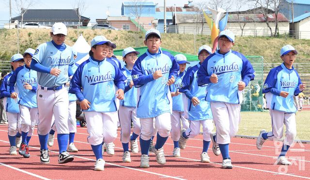 12일 충남 서천군 종합운동장에서 한국스포츠경제와 한스경제가 주최하고 대한유소년야구연맹이 주관하는 '제10회 한국컵 전국유소년아구대회'가 열렸다. 대한유소년야구연맹 소속 완도군 유소년 야구단 선수들이 경기 전 몸을 풀고 있다./ 이호형 기자 leemario@sporbiz.co.kr 2026.04.12