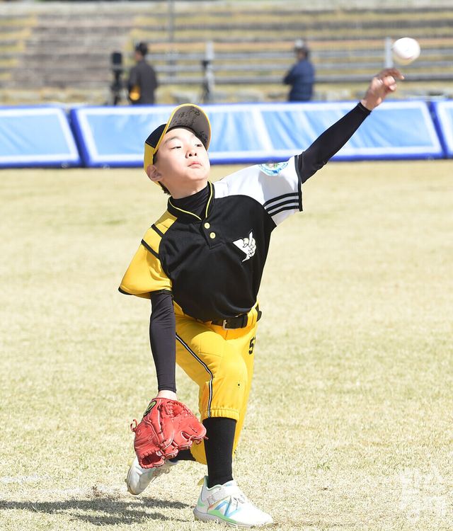 12일 충남 서천군 종합운동장에서 한국스포츠경제와 한스경제가 주최하고 대한유소년야구연맹이 주관하는 '제10회 한국컵 전국유소년아구대회'가 열렸다. 대한유소년야구연맹 소속 송파구 마인볼 유소년 야구단과 남양주 야놀 유소년 야구단 꿈나무리그(청룡)(송파구마인볼-남양주야놀) 경기에서 남양주 야놀 선발 투수 김지후가 역투하고 있다./ 이호형 기자 leemario@sporbiz.co.kr 2026.04.12