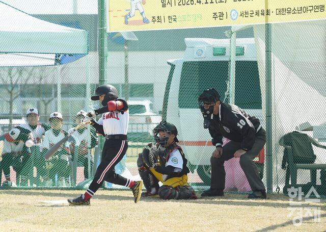 12일 충남 서천군 종합운동장에서 한국스포츠경제와 한스경제가 주최하고 대한유소년야구연맹이 주관하는 '제10회 한국컵 전국유소년아구대회'가 열렸다. 대한유소년야구연맹 소속 송파구 마인볼 유소년 야구단과 남양주 야놀 유소년 야구단 꿈나무리그(청룡)(송파구마인볼-남양주야놀) 경기에서 송파구 마인볼 변하준이 2회말 1사서 타격을 하고 있다./ 이호형 기자 leemario@sporbiz.co.kr 2026.04.12