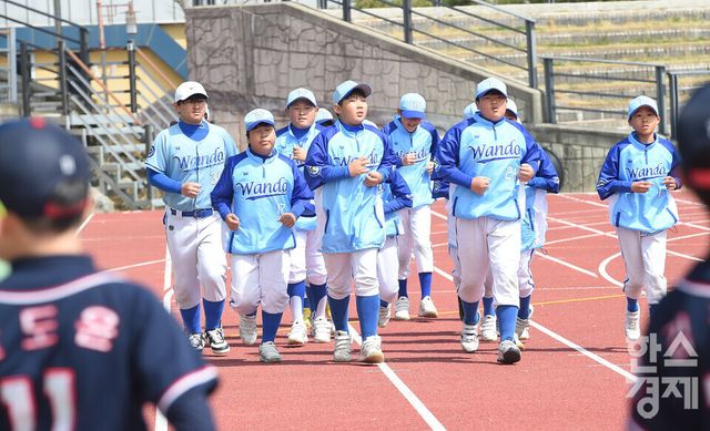 12일 충남 서천군 종합운동장에서 한국스포츠경제와 한스경제가 주최하고 대한유소년야구연맹이 주관하는 '제10회 한국컵 전국유소년아구대회'가 열렸다. 대한유소년야구연맹 소속 완도군 유소년 야구단 선수들이 경기 전 몸을 풀고 있다./ 이호형 기자 leemario@sporbiz.co.kr 2026.04.12