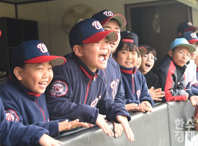대한유소년야구연맹 소속 완주군 유소년 야구단 선수들이 더그아웃에서 응원전을 펼치고 있다./ 이호형 기자