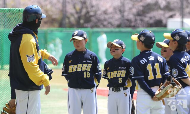 대한유소년야구연맹 소속 인천서구 유소년 야구단 선수들이 4회 초 수비에 앞서 작전 지시를 받고 있다./ 이호형 기자