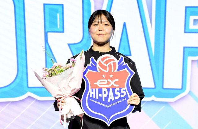 프로배구 V리그 여자부 신인드래프트 최대어로 꼽힌 이지윤(18·중앙여고)이 전체 1순위의 주인공이 됐다. /KOVO 제공