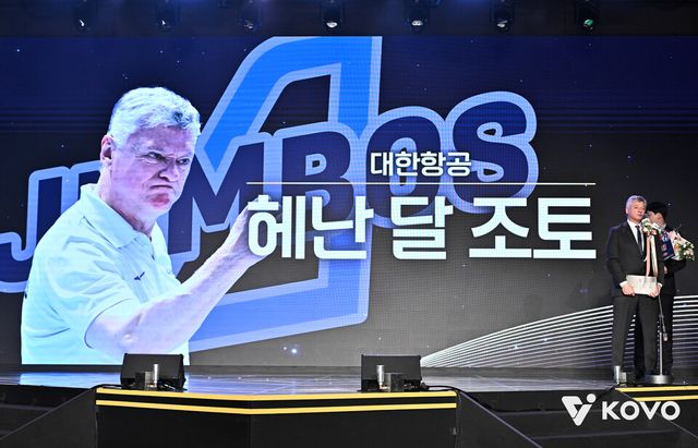 진에어 2025-2026 V리그 시상식에서 남자부 올해의 감독상을 수상한 헤난 달 조토 대한항공 감독. /KOVO 제공