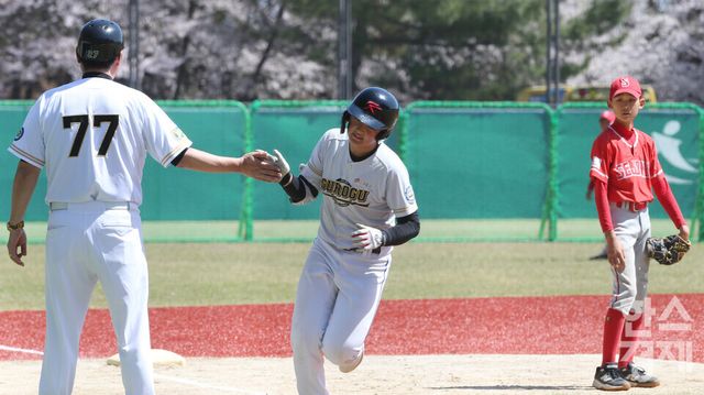 대한유소년야구연맹 소속 구로구 유소년 야구단의 김건호가 2점 홈런을 날리고 3루에서 환영받고 있다./ 이호형 기자
