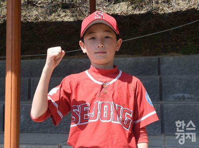 세종시 최예훈이 본지와 인터뷰한 후 파이팅 포즈를 취하고 있다. /이호형 기자