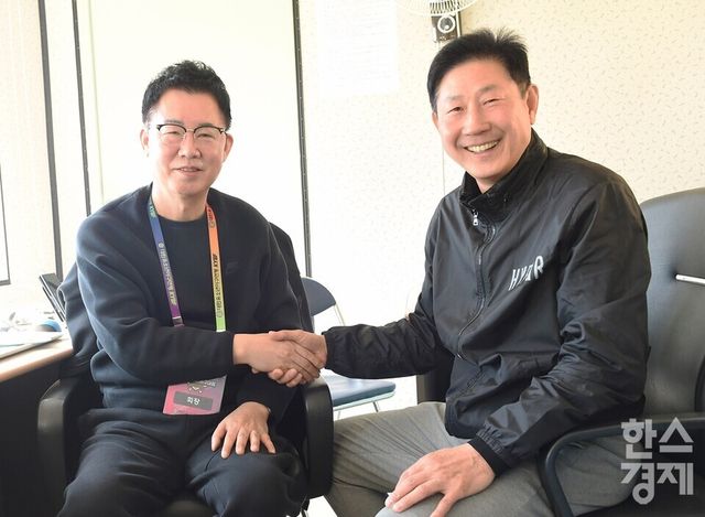 이상근(왼쪽) 대한유소년야구연맹 회장과 한대화 대전광역시체육회 부회장이 13일 만나 악수하고 있다. /이호형 기자