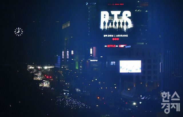3년 9개월 만의 완전체 방탄소년단(BTS)이 21일 오후 서울시 세종대로 광화문 광장에서 컴백 라이브 공연 ‘아리랑’를 펼치고 있다./ 이호형 기자 leemario@sporbiz.co.kr 2026.03.21