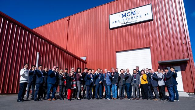 구자균 LS일렉트릭 회장(가운데)이 북미 유타주 소재 MCM엔지니어링II공장 앞에서 임직원들과 기념촬영을 하는 모습./ LS일렉트릭