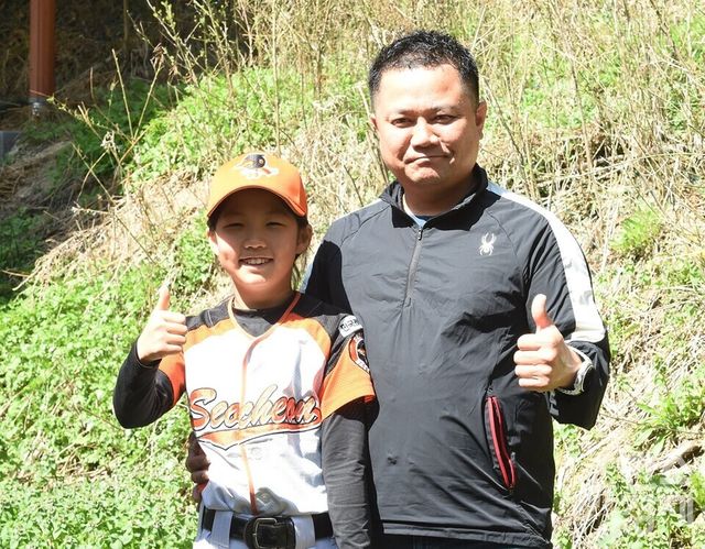 김태연(왼쪽)과 김태연의 아버지 김기남 씨가 포즈를 취하고 있다. /이호형 기자