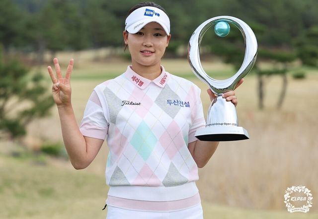 김민솔이 im금융오픈에서 우승한 후 포즈를 취하고 있다. /KLPGA 제공