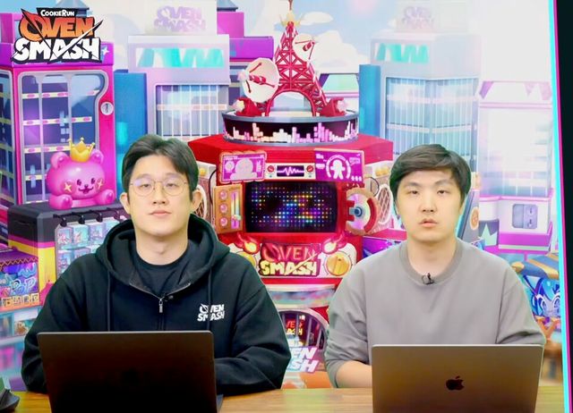 긴급 라이브 방송을 통해 이용자와 소통하는 이원영 쿠키런: 오븐스매시 공동 PD(왼쪽)와 조길현 데브시스터즈 대표./데브시스터즈
