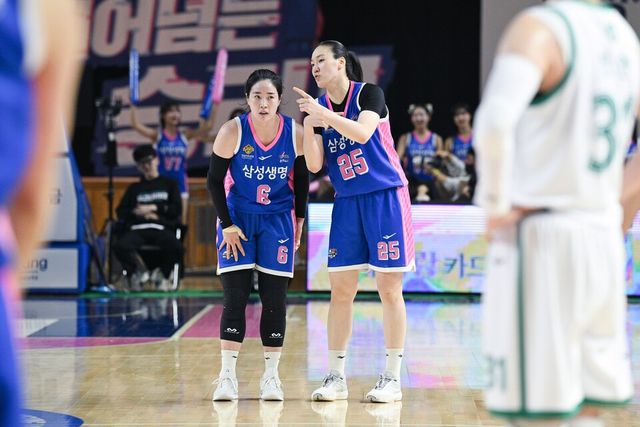 용인 삼성생명 김아름과 배혜윤(오른쪽). /WKBL 제공