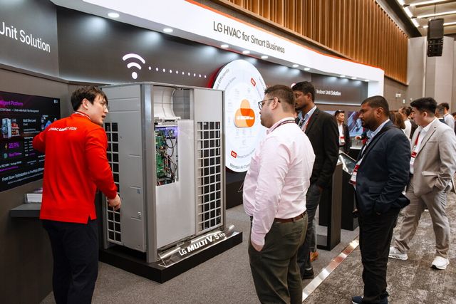 LG전자 직원이 고효율 인버터 컴프레서가 적용된 LG전자의 멀티 V 5 프로(MULTI V 5 Pro)와 데이터 기반 통합 제어 솔루션 '비컨(BECON)'을 소개하고 있다./LG전자