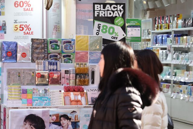 서울 명동 거리에서 외국인들이 화장품을 둘러보고 있다. 연합뉴스 제공