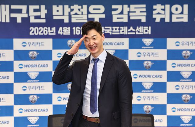 박철우 우리카드 신임 감독이 16일 서울 중구 한국프레스센터에서 열린 취임 기자회견에서 포즈를 취하고 있다. /연합뉴스