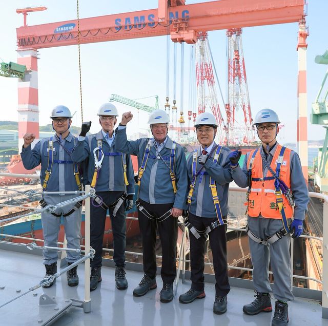 데이비드 카버 나스코 사장(가운데)과 나스코 조선소 경영진 일행이 지난 15일 삼성중공업 선박 건조 현장을 둘러보며 기념 촬영을 하고 있다./삼성중공업