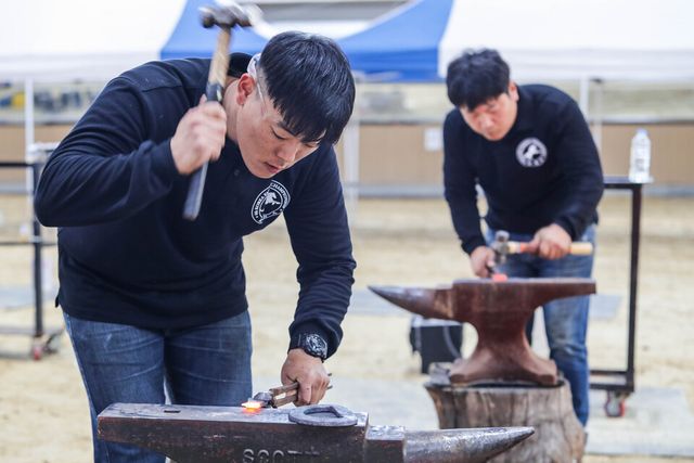(단신4)(사진) 말산업국가자격시험_장제사가 장제하는 모습
