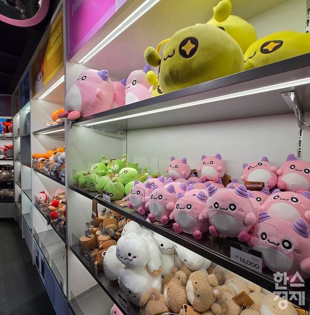 롯데월드 메이플 아일랜드 존의 상품점 메이플 스토어 내부 모습. /박종민 기자