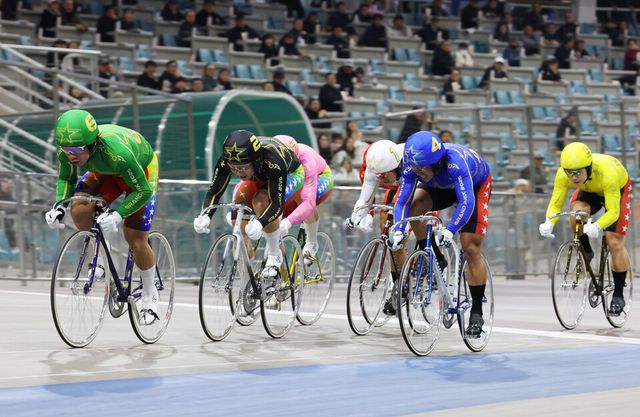 1-1 광명스피돔에서 열린 특선급 경주에서 정종진(6번 녹색)과 임채빈(2번 검정색)이 경합을 벌이고 있다.