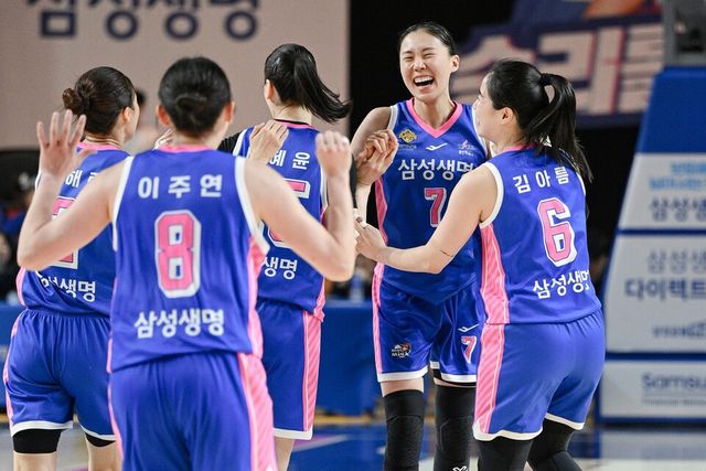 용인 삼성생명 선수들이 환호하고 있다. /WKBL 제공