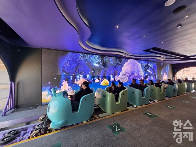 롯데월드 메이플 아일랜드 존의 신규 어트랙션 스톤익스프레스 모습. /박종민 기자