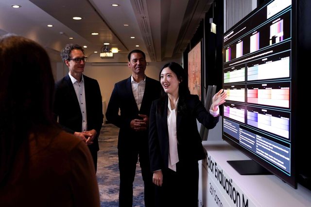 독일 프랑크푸르트에서 열린 삼성전자 '2026 유럽 테크세미나'에서&nbsp;참석자들이&nbsp;삼성전자의 차별화된 화질을 체험하고 있다./삼성전자&nbsp;