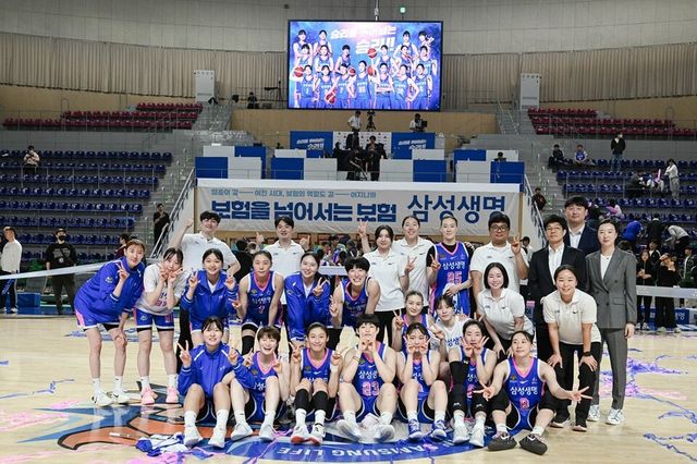 삼성생명 선수단이 챔프전 진출 확정 후 기념 촬영하고 있다. /WKBL 제공
