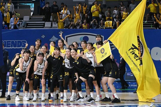 KB 선수단이&nbsp;챔프전 진출 확정 후 기념 촬영하고 있다. /WKBL 제공