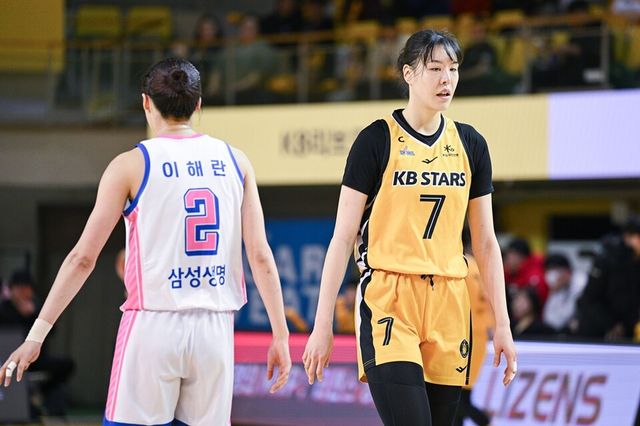 이해란(왼쪽)과 박지수. /WKBL 제공
