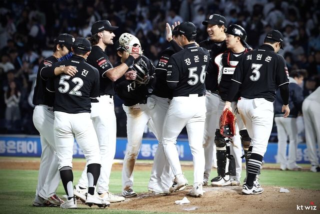 KT 선수들이 승리 후 기뻐하고 있다. /KT 위즈 제공