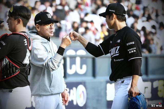 이강철(왼쪽) 감독이 미소 짓고 있다. /KT 위즈 제공