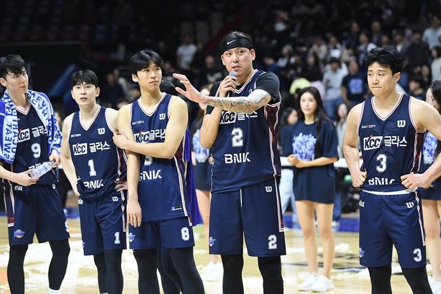 최준용(왼쪽 4번째)이 마이크를 잡고 승리 소감을 말하고 있다. /KBL 제공