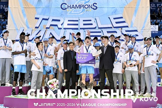 대한항공 선수단이 챔프전 우승 후 세리머니하고 있다. /한국배구연맹 제공