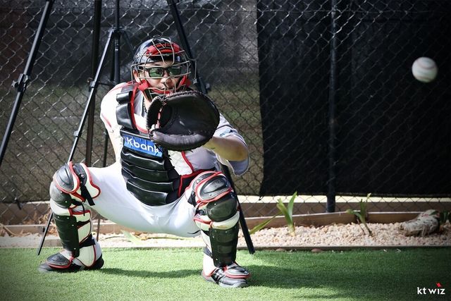 장성우가 호주 질롱 전지훈련 기간 포수 마스크를 쓰고 훈련하고 있다. /KT 위즈 제공