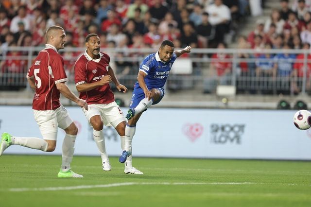 수원 산토스(가운데)가 선제골을 넣고 있다. /슛포러브 제공